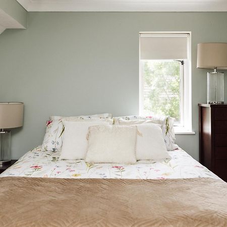 Beautiful Apartment In Guildford With Parking Send ภายนอก รูปภาพ