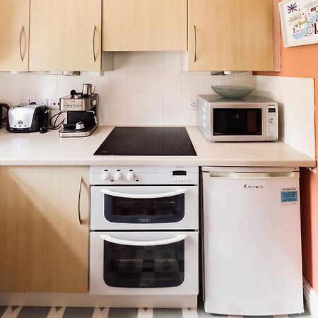 Beautiful Apartment In Guildford With Parking Send ภายนอก รูปภาพ