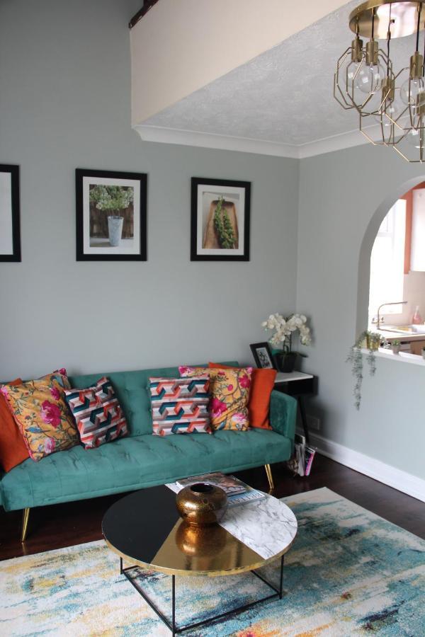 Beautiful Apartment In Guildford With Parking Send ภายนอก รูปภาพ