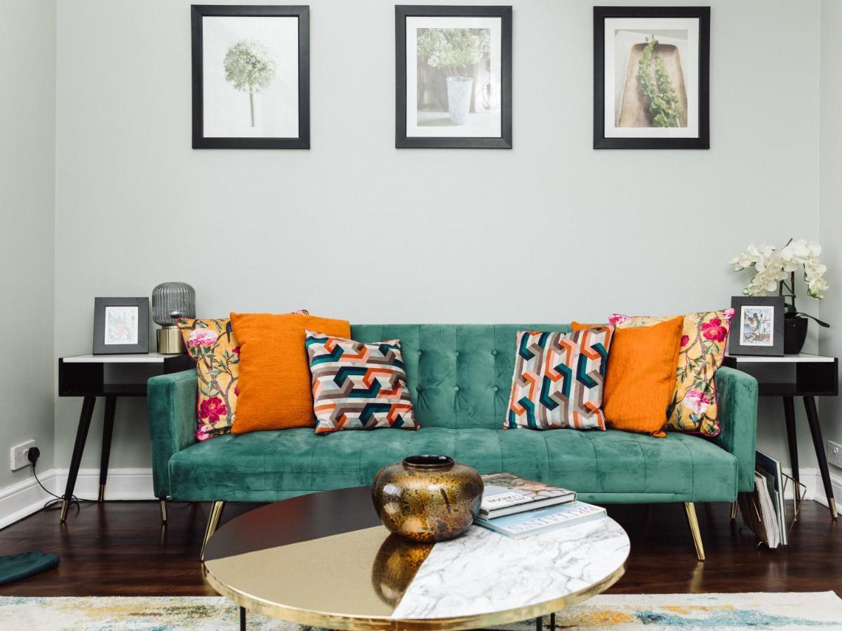 Beautiful Apartment In Guildford With Parking Send ภายนอก รูปภาพ