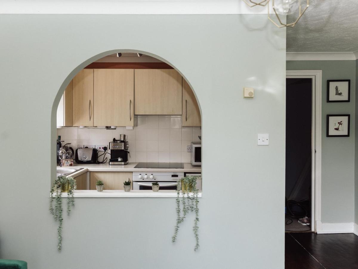 Beautiful Apartment In Guildford With Parking Send ภายนอก รูปภาพ