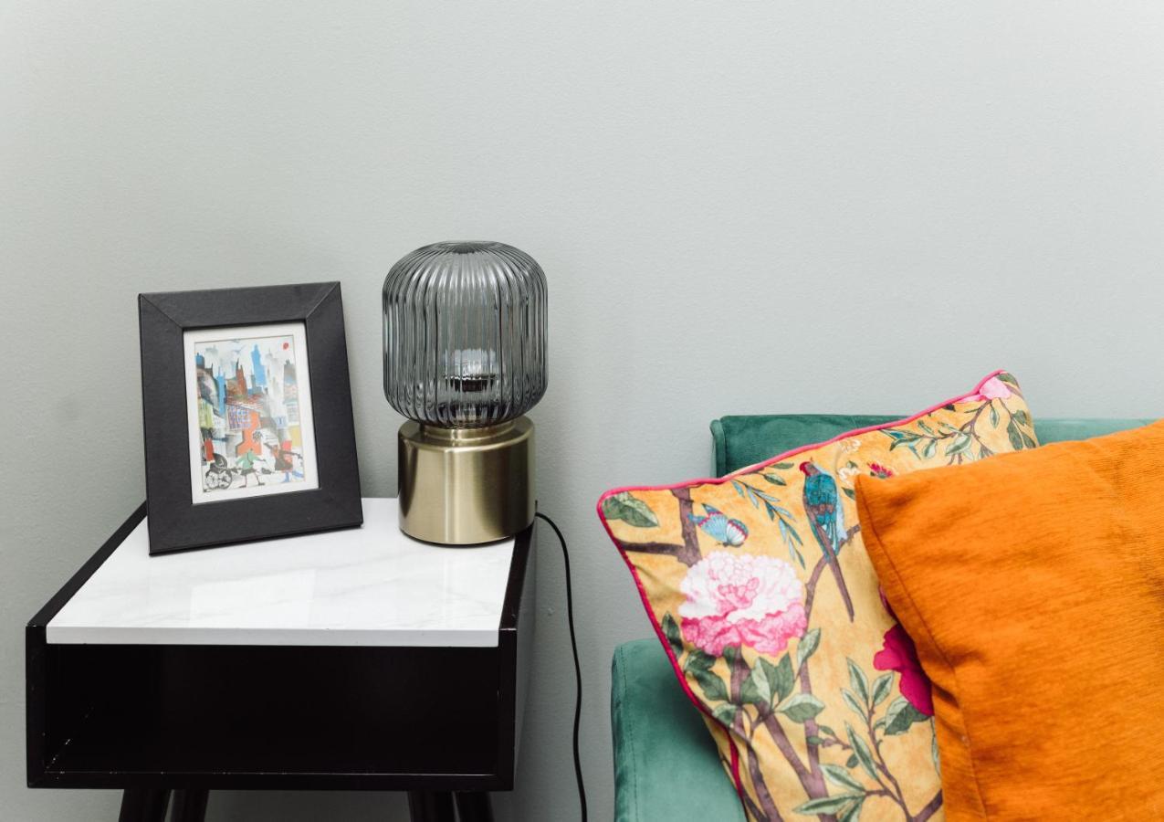 Beautiful Apartment In Guildford With Parking Send ภายนอก รูปภาพ
