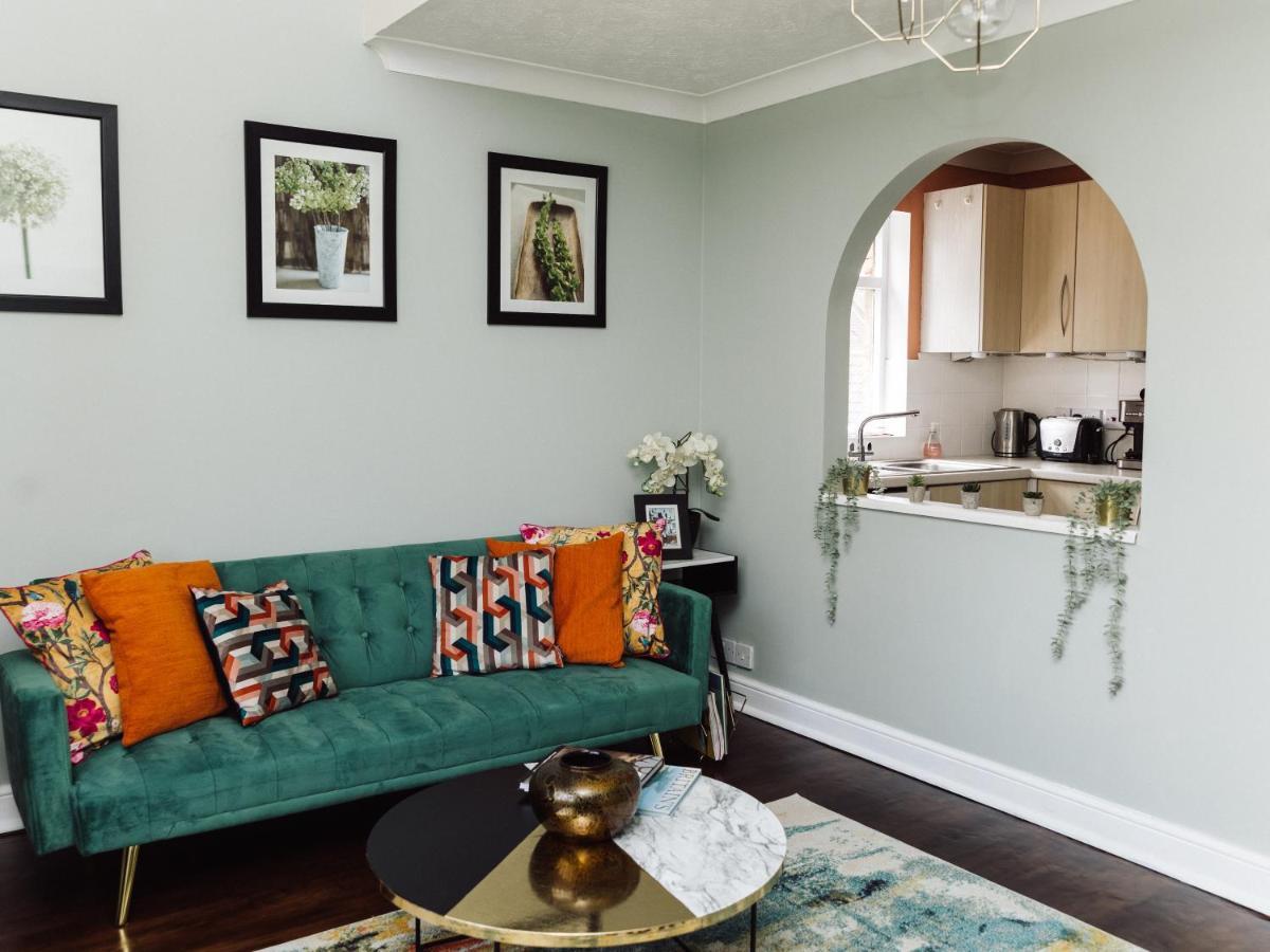 Beautiful Apartment In Guildford With Parking Send ภายนอก รูปภาพ
