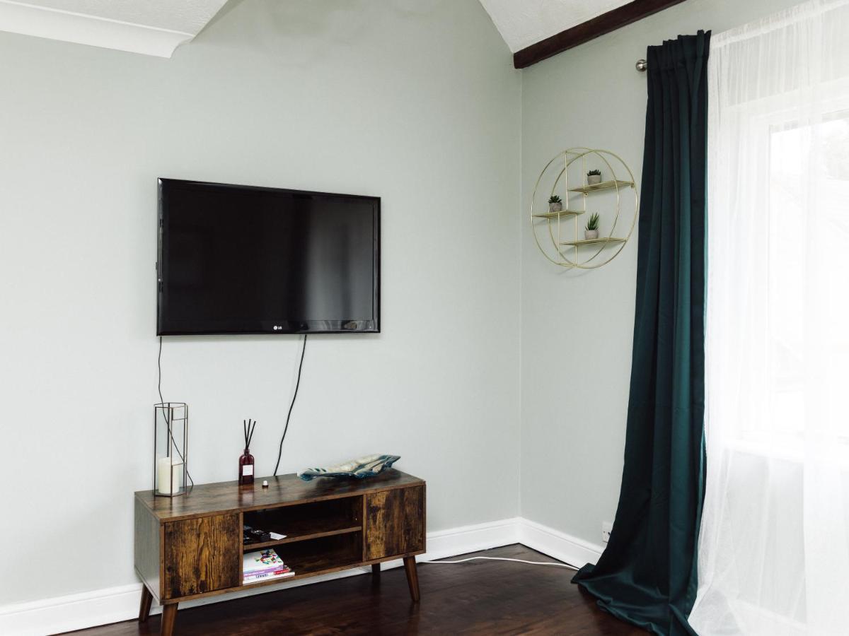 Beautiful Apartment In Guildford With Parking Send ภายนอก รูปภาพ