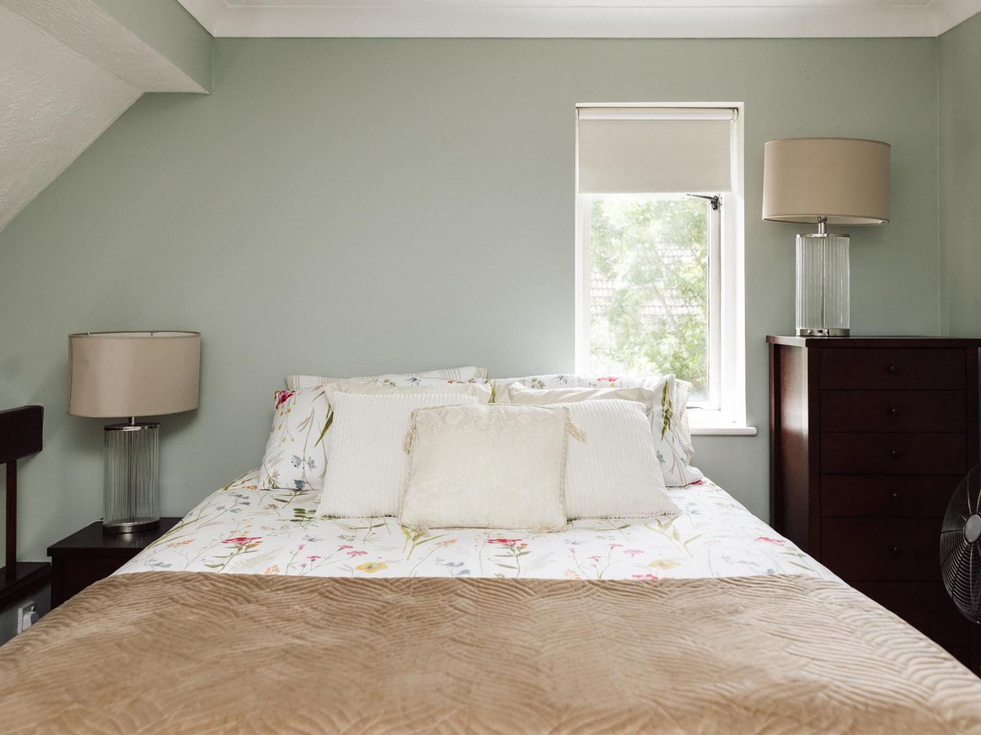 Beautiful Apartment In Guildford With Parking Send ภายนอก รูปภาพ