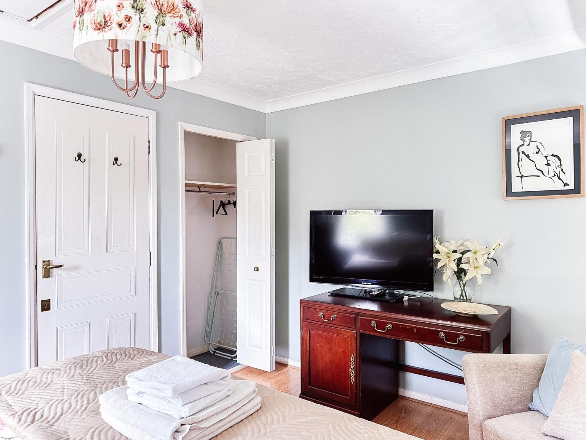 Beautiful Apartment In Guildford With Parking Send ภายนอก รูปภาพ