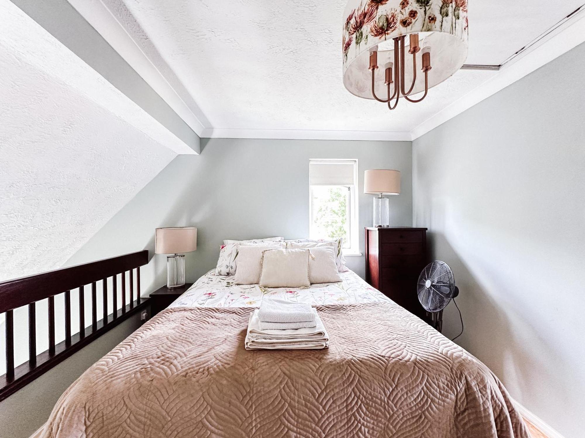 Beautiful Apartment In Guildford With Parking Send ภายนอก รูปภาพ