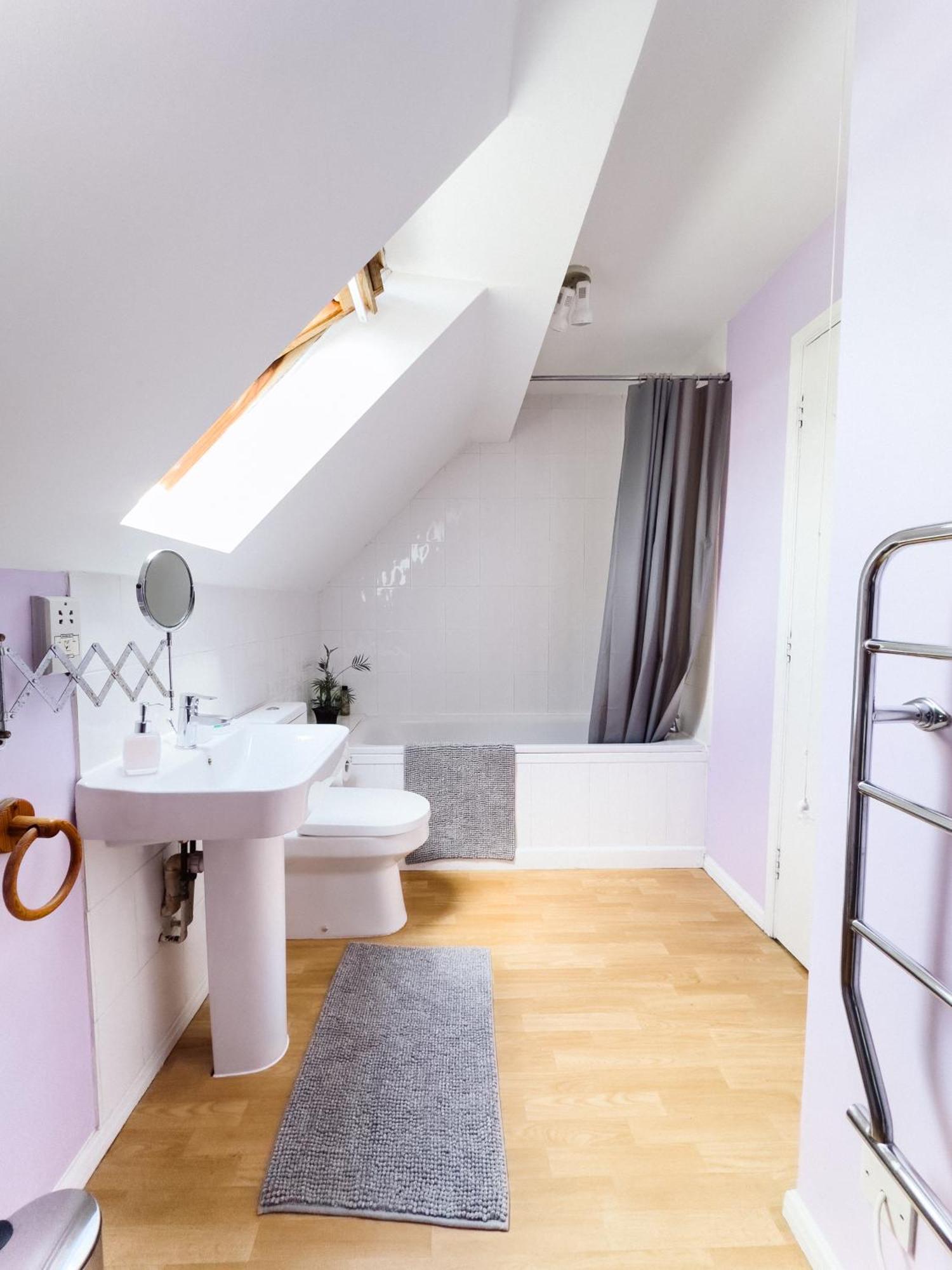 Beautiful Apartment In Guildford With Parking Send ภายนอก รูปภาพ