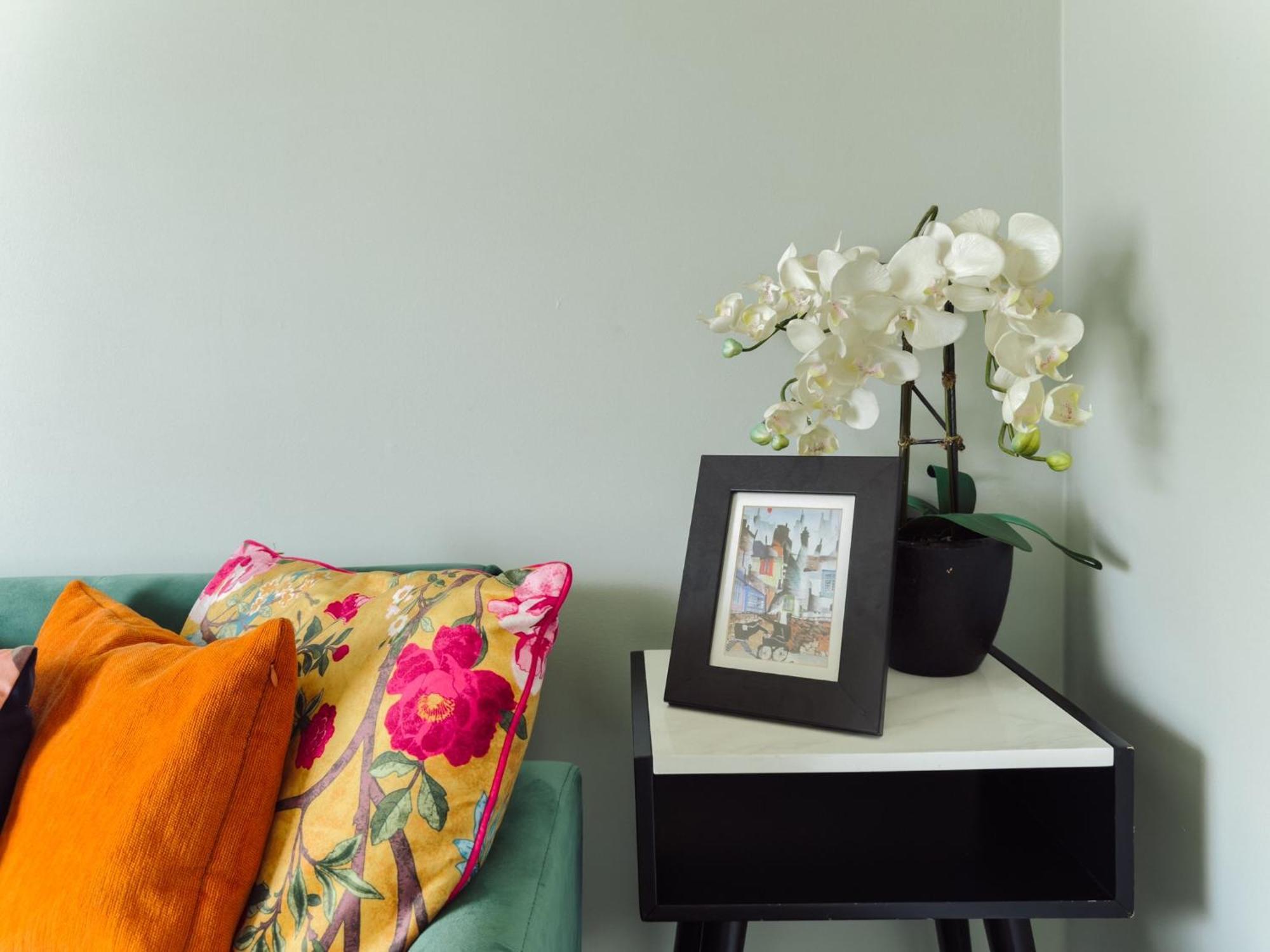 Beautiful Apartment In Guildford With Parking Send ภายนอก รูปภาพ