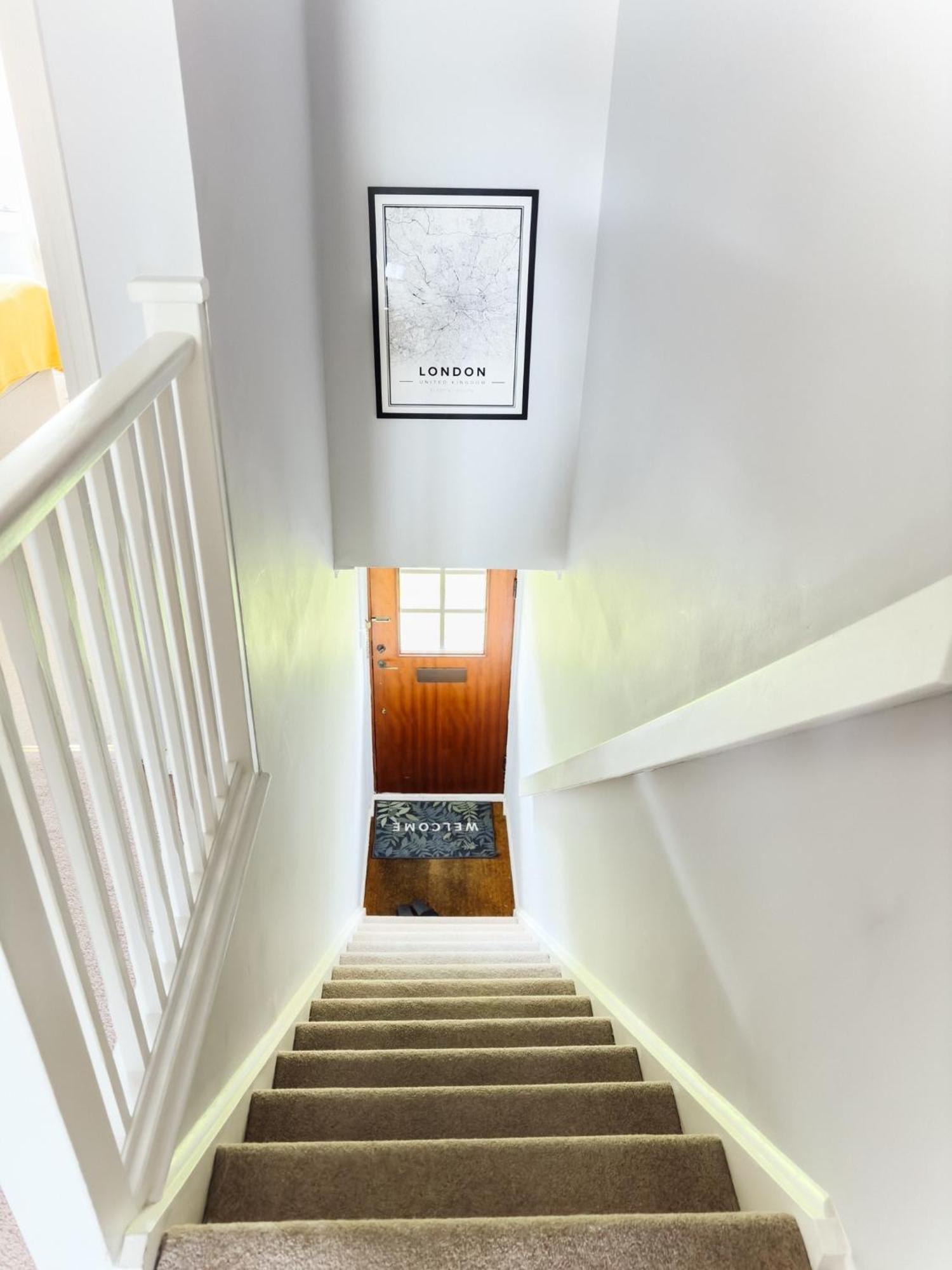Beautiful Apartment In Guildford With Parking Send ภายนอก รูปภาพ