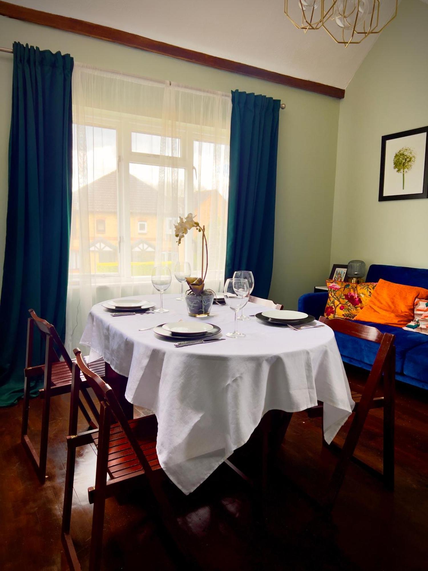Beautiful Apartment In Guildford With Parking Send ภายนอก รูปภาพ