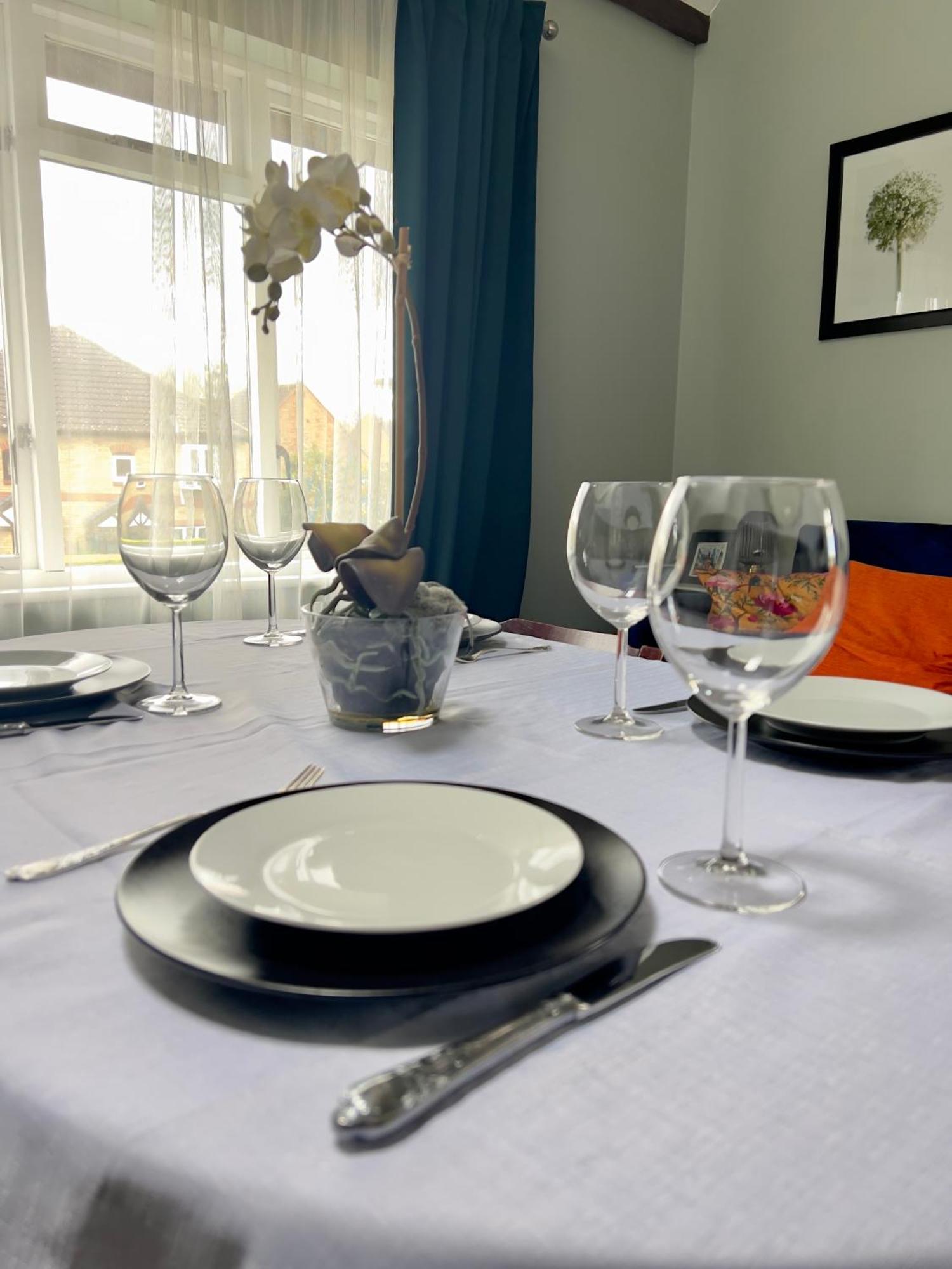 Beautiful Apartment In Guildford With Parking Send ภายนอก รูปภาพ