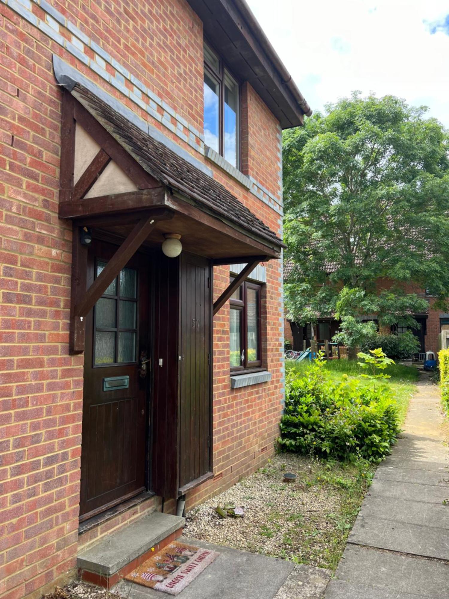 Beautiful Apartment In Guildford With Parking Send ภายนอก รูปภาพ