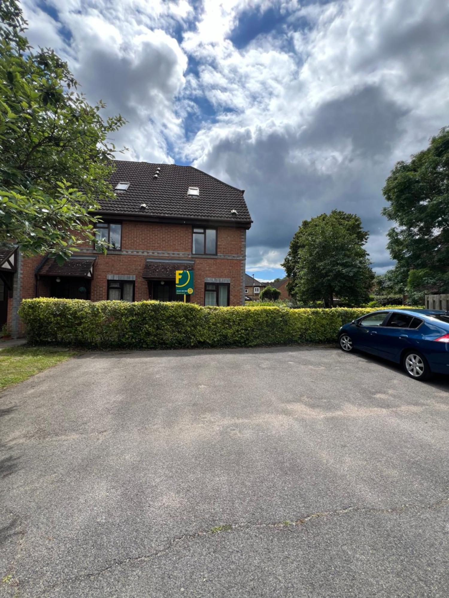 Beautiful Apartment In Guildford With Parking Send ภายนอก รูปภาพ